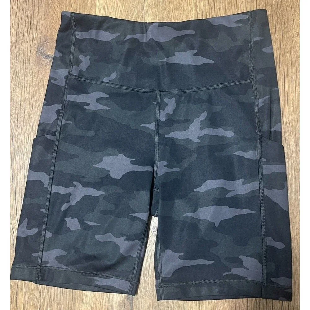 Athleta Ultimate Pocket Stash Camo 7” Short Woman’s Size S Bike Shorts Athletic
